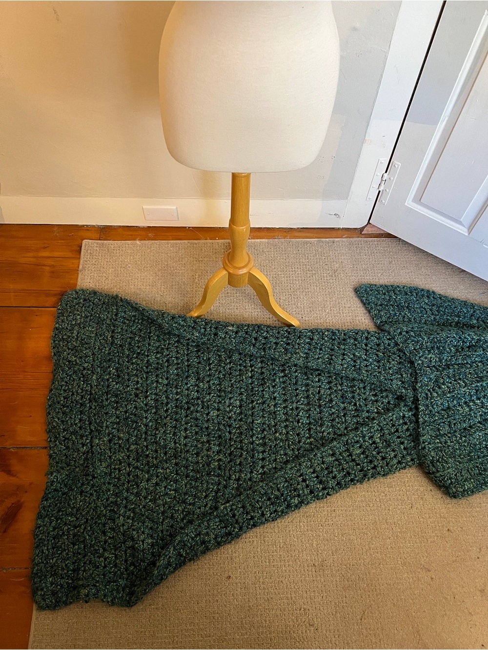 Cozy Dark Teal Mermaid Tail Throw Blanket - Handcrafted Comfort - Picture 5 of 8